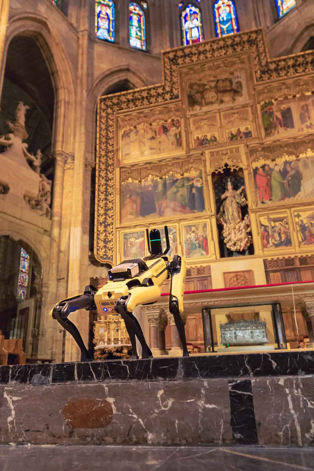 spot hace point cloud en el altar de la catedral de león