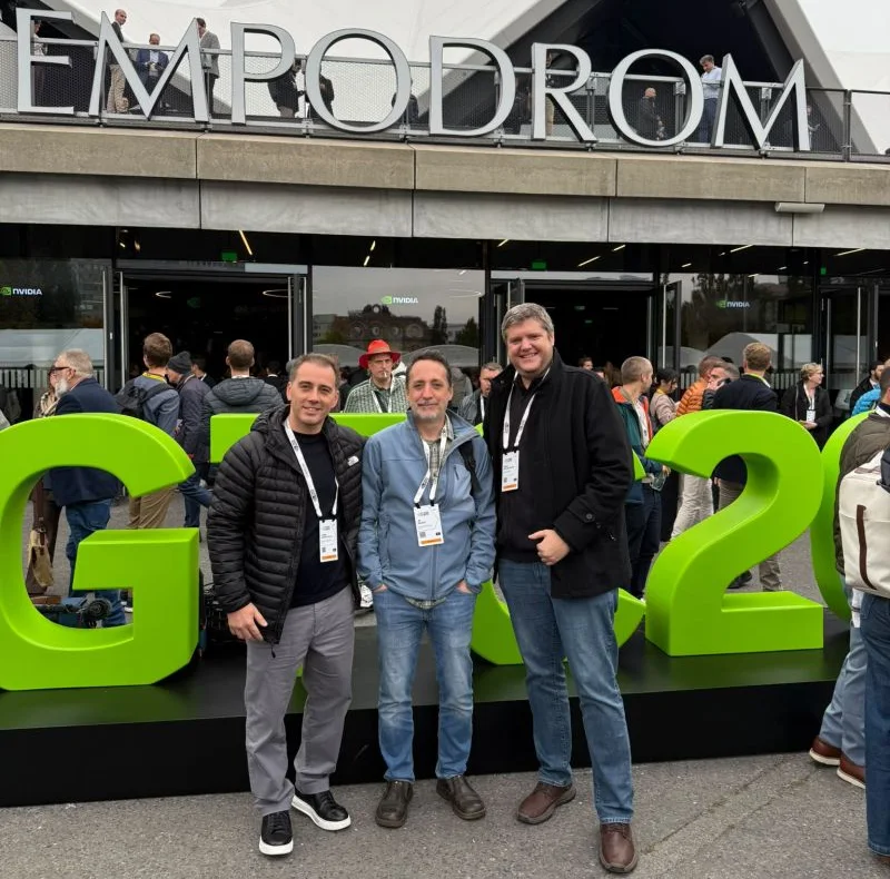 Javier Cantón, JC Durbin y David Ávila, de Plain Concepts, ante el Tempodrom de Berlín en NVIDIA GTC Berlin 2026