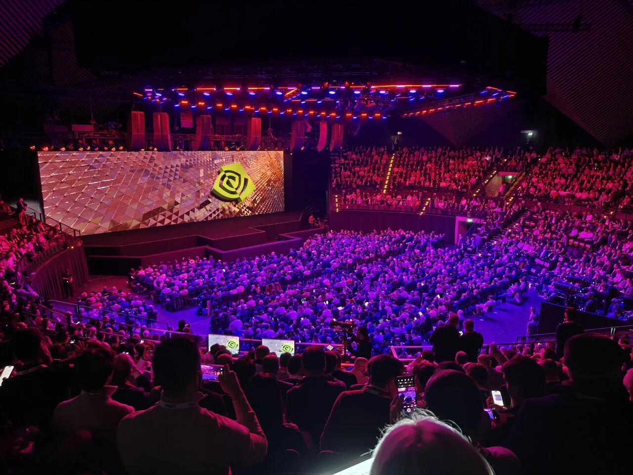Patio de butacas del Tempodrom lleno de asistentes minutos antes de la keynote de NVIDIA GTC Berlin 2026